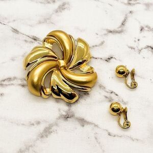 Monet Flower Jewelry Set | Gold Brooch & Clip-On Earrings • Signed Vintage‎ MCM